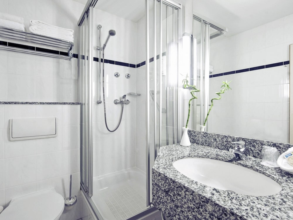 Habitación estándar con cama doble o dos camas individuales del hotel Mercure Köln Belfortstraße. Foto 8