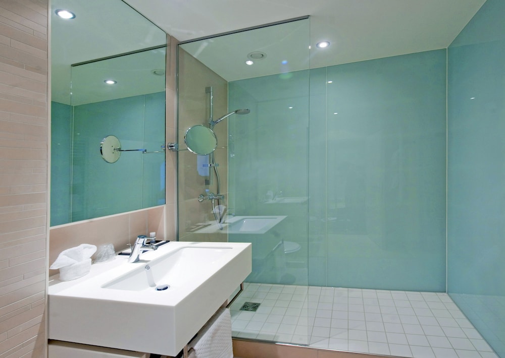 Habitación Superior con cama doble del hotel Mercure Köln Belfortstraße. Foto 7