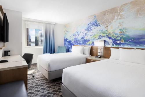 Habitación Deluxe más grande con 2 camas dobles y vistas a la ciudad del hotel Courtyard by Marriott New York Downtown Manhattan/Financial District