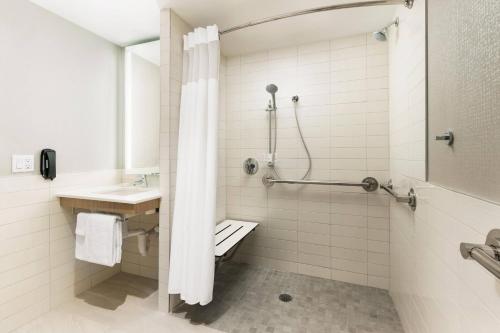 Habitación con vistas a la ciudad - 1 cama extragrande del hotel Courtyard by Marriott New York Downtown Manhattan/Financial District. Foto 3