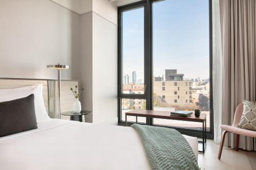 Habitación Premium con cama extragrande, balcón y vistas a la ciudad del hotel Indigo Williamsburg - Brooklyn, An Ihg. Foto 1