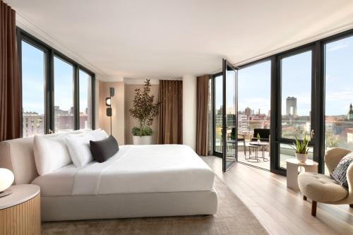 Suite de 1 dormitorio con cama extragrande, vistas a la ciudad y balcón del hotel Indigo Williamsburg - Brooklyn, An Ihg. Foto 3