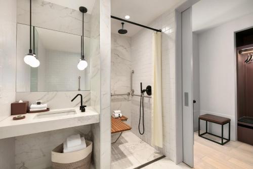Habitación con cama extragrande y ducha a ras de suelo - adaptada para personas con discapacidad auditiva del hotel Indigo Williamsburg - Brooklyn, An Ihg. Foto 3