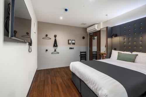 Habitación doble accesible con ventana del hotel Point A Dublin Parnell Street. Foto 4