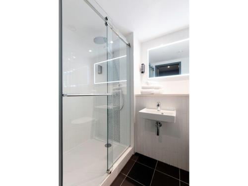 Habitación acogedora, incluye 2 camas del hotel Point A Dublin Parnell Street. Foto 7