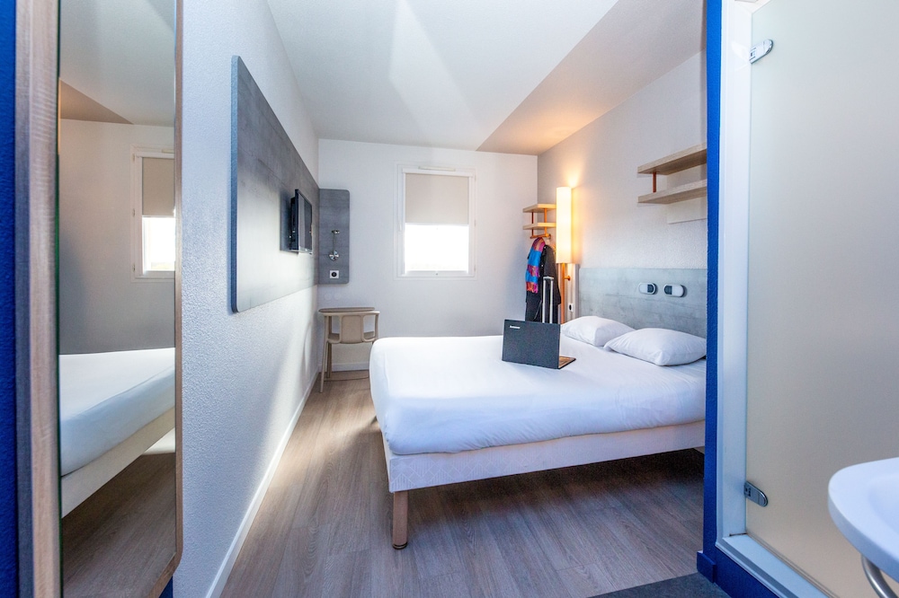 Habitación Doble con cama grande del hotel ibis budget Marmande. Foto 3