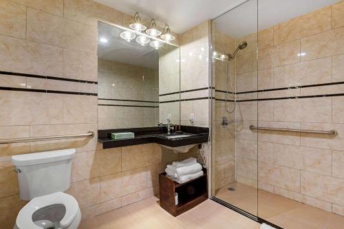 Habitación con cama extragrande adaptada para persona de movilidad reducida - No fumadores del hotel The L. Foto 5