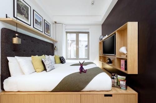 Estudio Doble con 2 camas individuales del hotel Wilde Aparthotels by Staycity Covent Garden. Foto 6