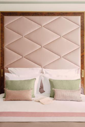 Habitación Clásica con cama extragrande del hotel Barrière Fouquet's New York. Foto 2