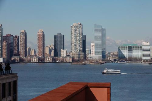 Suite esquinera con vistas al Hudson del hotel Barrière Fouquet's New York. Foto 2