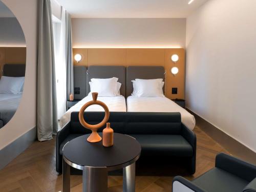 Habitación Doble Deluxe con vistas a la bahía del hotel Palazzo Tirso Cagliari Mgallery. Foto 1