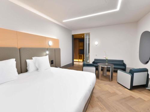 Habitación Doble Deluxe con vistas a la bahía del hotel Palazzo Tirso Cagliari Mgallery. Foto 3