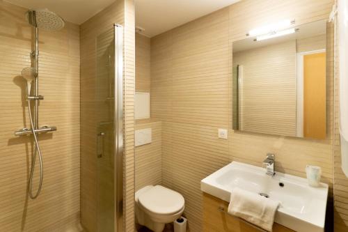 Apartamento Con Cocina Vista ciudad 2 sofás camas del hotel Capfun Le Saint Germain. Foto 4