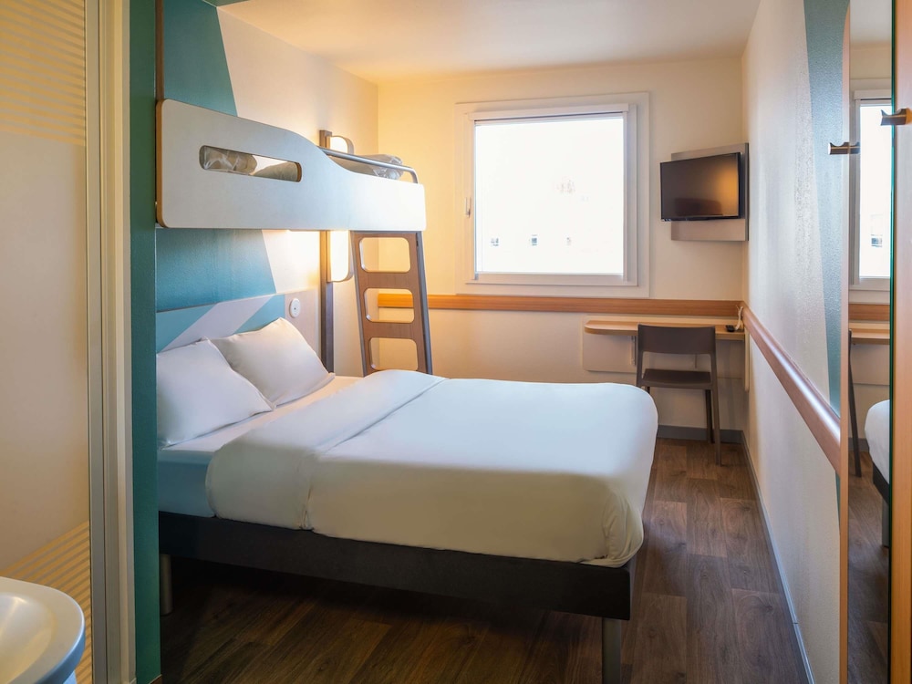 Habitación estándar con 2 camas individuales del hotel ibis budget Ulm City. Foto 4