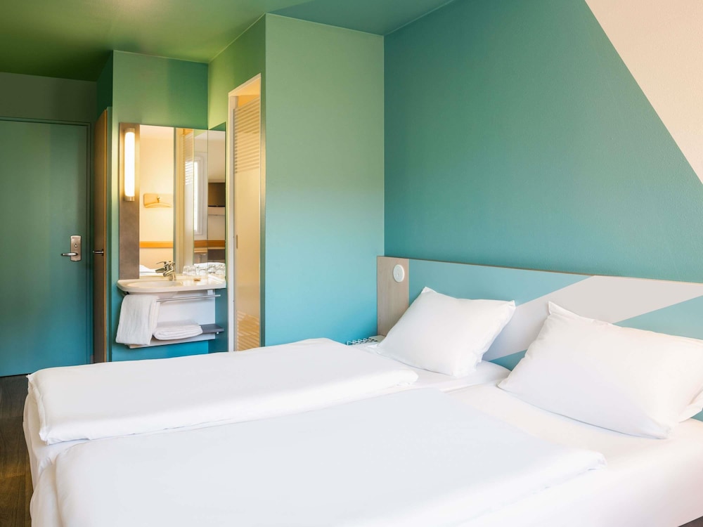 Habitación estándar con 2 camas individuales del hotel ibis budget Ulm City. Foto 5
