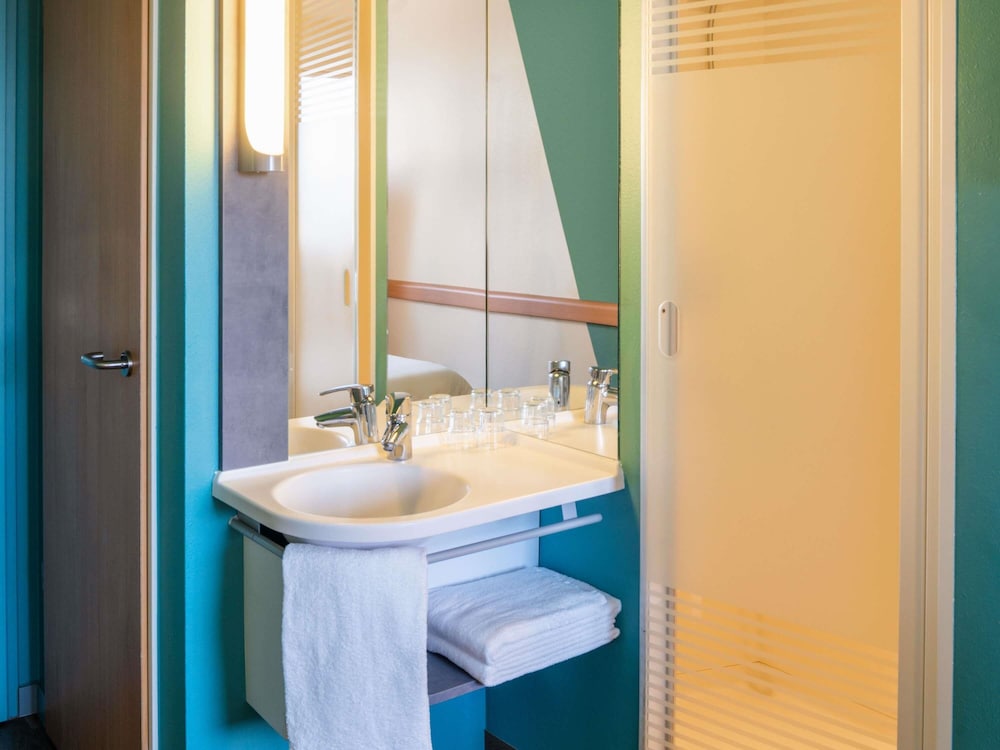 Habitación estándar con 2 camas individuales del hotel ibis budget Ulm City. Foto 6