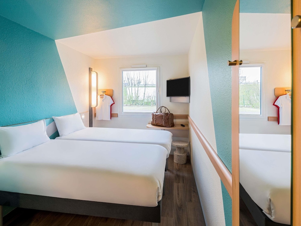 Habitación estándar con 2 camas individuales del hotel ibis budget Ulm City. Foto 7