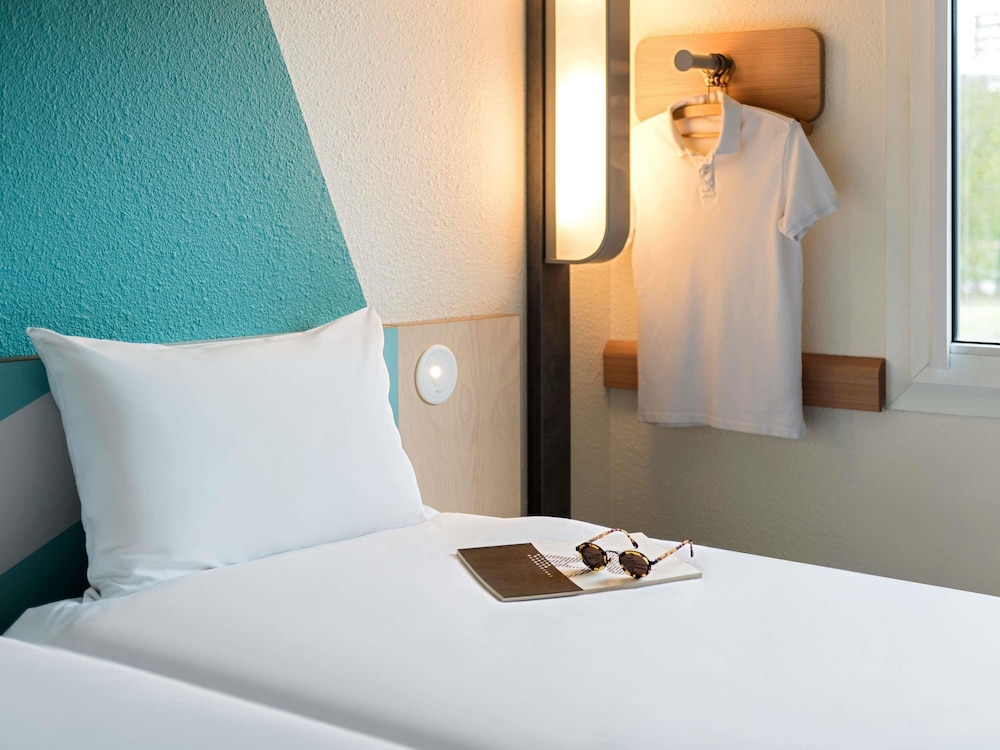 Habitación estándar con 2 camas individuales del hotel ibis budget Ulm City. Foto 8