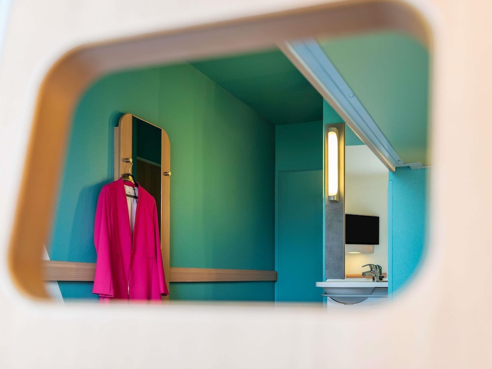 Habitación estándar con 2 camas individuales del hotel ibis budget Ulm City. Foto 9