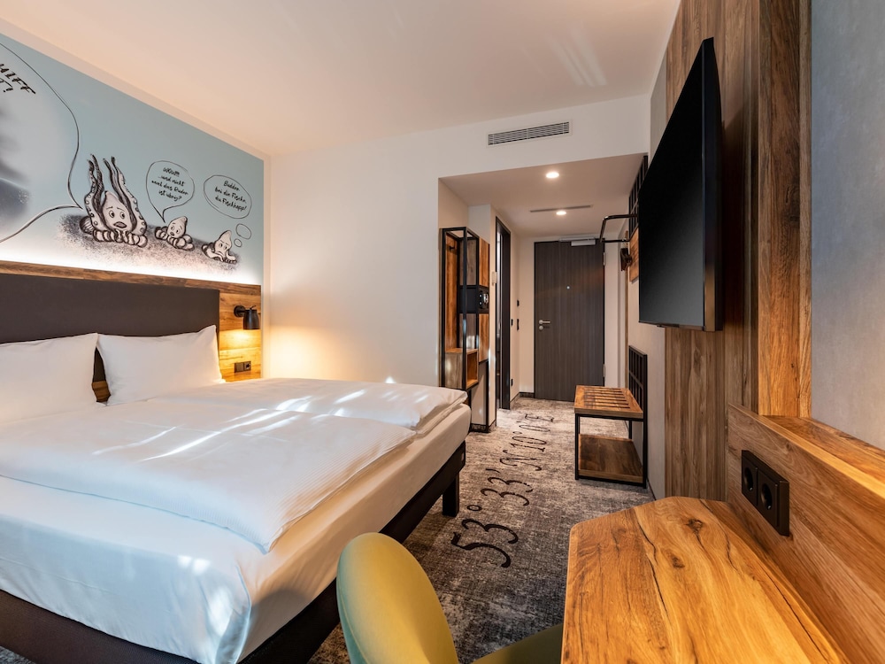Habitación doble moderna y cómoda con 1 cama doble (160 × 200 cm) del hotel ibis Styles Hamburg Barmbek