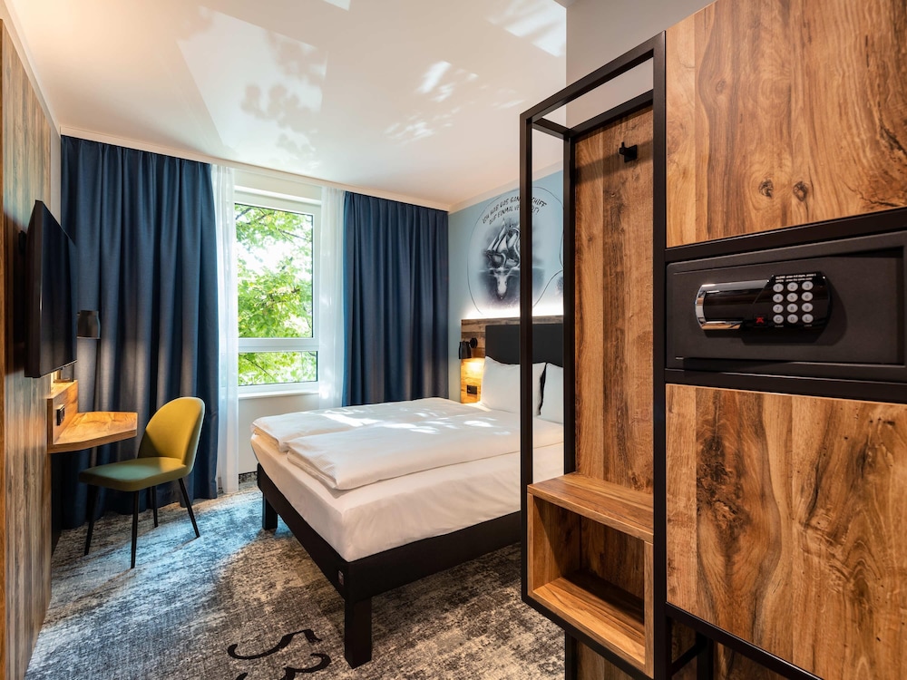 Habitación doble moderna y cómoda con 1 cama doble (160 × 200 cm) del hotel ibis Styles Hamburg Barmbek. Foto 1