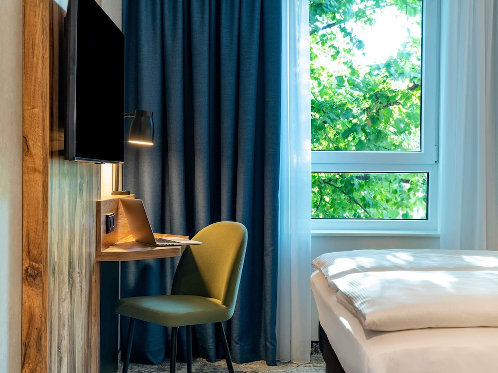 Habitación doble moderna y cómoda con 1 cama doble (160 × 200 cm) del hotel ibis Styles Hamburg Barmbek. Foto 3