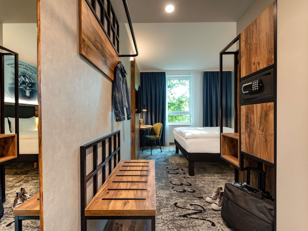 Habitación doble moderna y cómoda con 1 cama doble (160 × 200 cm) del hotel ibis Styles Hamburg Barmbek. Foto 4