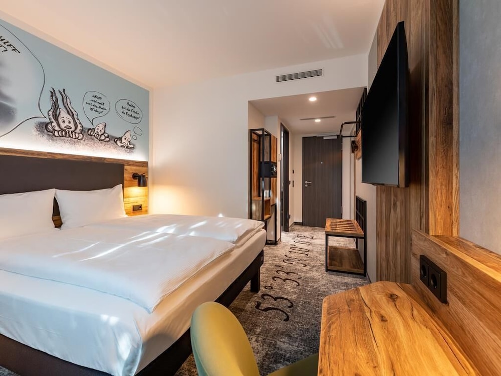 Habitación doble moderna y cómoda con 1 cama doble (160 × 200 cm) del hotel ibis Styles Hamburg Barmbek. Foto 5
