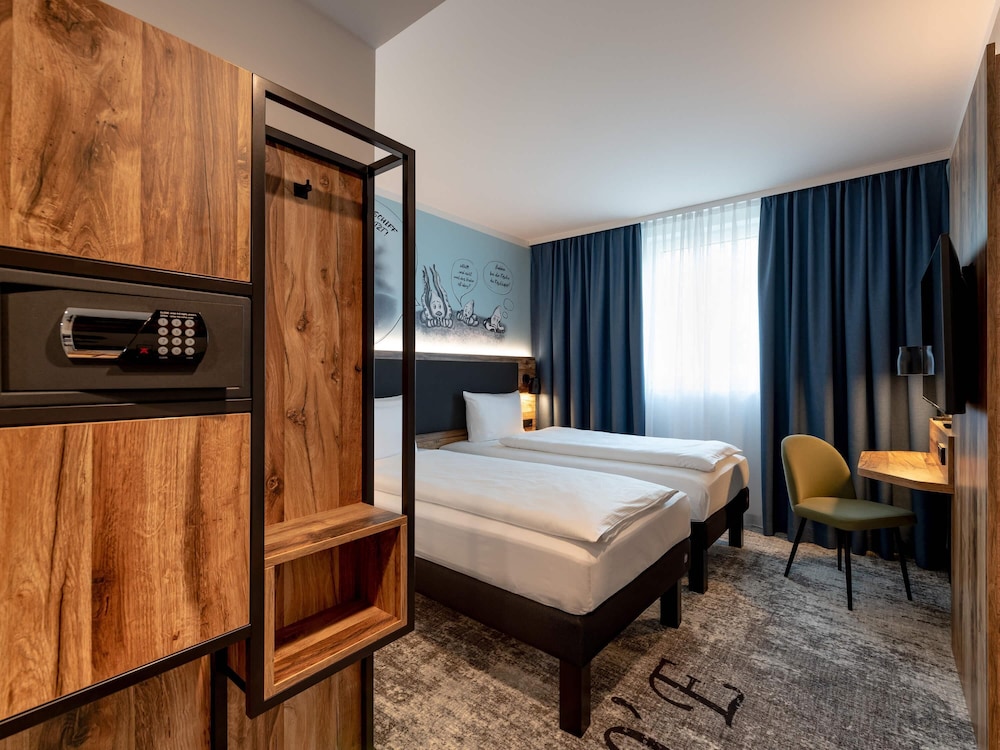 Habitación twin moderna y cómoda con 2 camas individuales (100 x 200 cm) del hotel ibis Styles Hamburg Barmbek