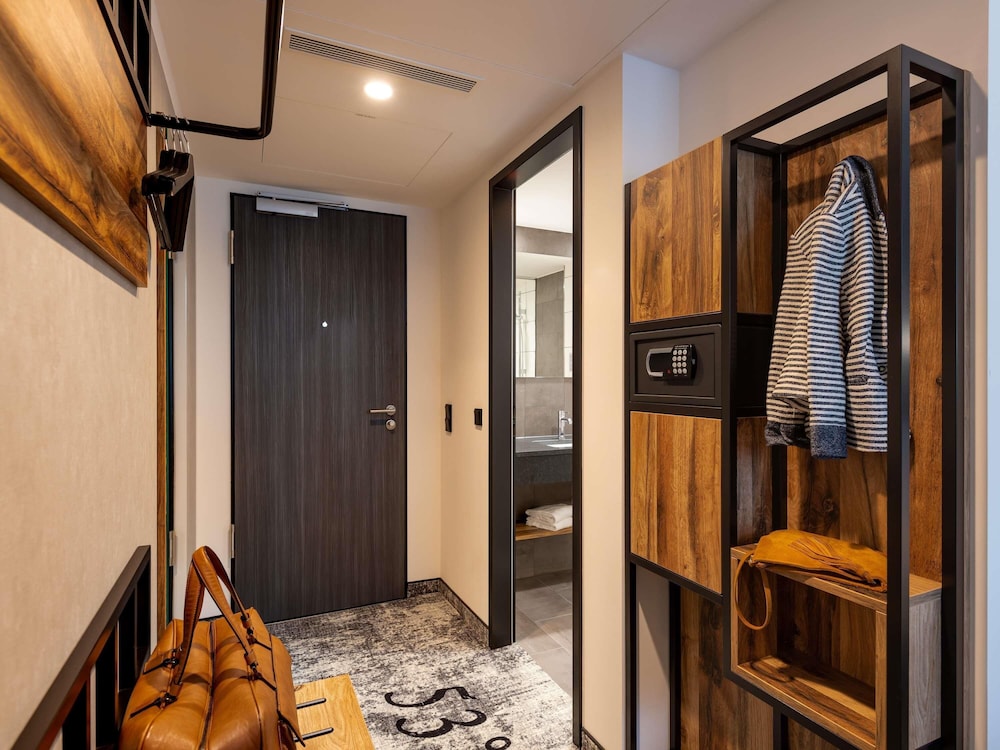 Habitación twin moderna y cómoda con 2 camas individuales (100 x 200 cm) del hotel ibis Styles Hamburg Barmbek. Foto 1