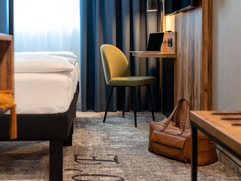 Habitación twin moderna y cómoda con 2 camas individuales (100 x 200 cm) del hotel ibis Styles Hamburg Barmbek. Foto 2