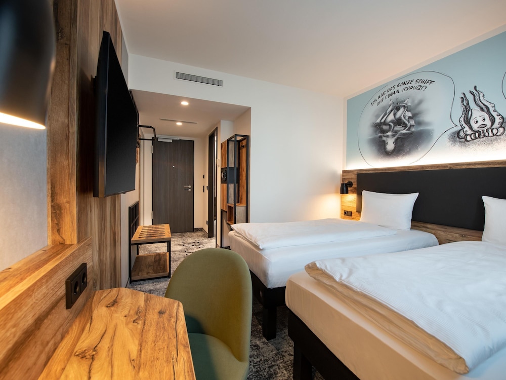 Habitación twin moderna y cómoda con 2 camas individuales (100 x 200 cm) del hotel ibis Styles Hamburg Barmbek. Foto 3