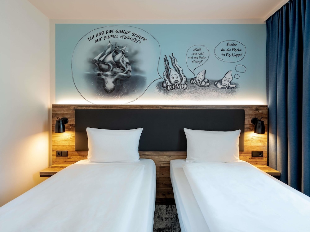 Habitación twin moderna y cómoda con 2 camas individuales (100 x 200 cm) del hotel ibis Styles Hamburg Barmbek. Foto 4