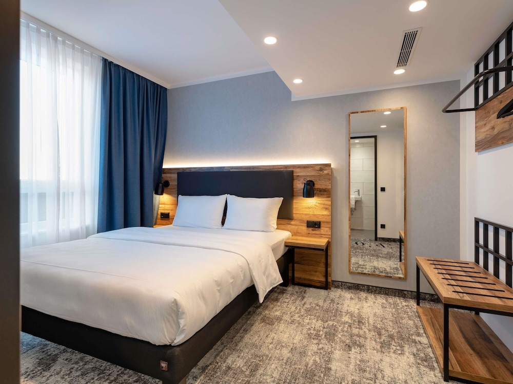 Habitación familiar moderna con 1 cama doble y 1 sofá - cama (160 × 200 cm) del hotel ibis Styles Hamburg Barmbek