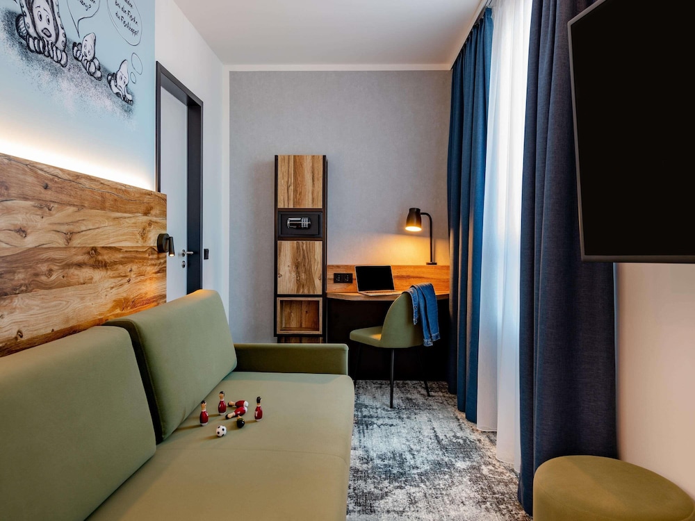 Habitación familiar moderna con 1 cama doble y 1 sofá - cama (160 × 200 cm) del hotel ibis Styles Hamburg Barmbek. Foto 1