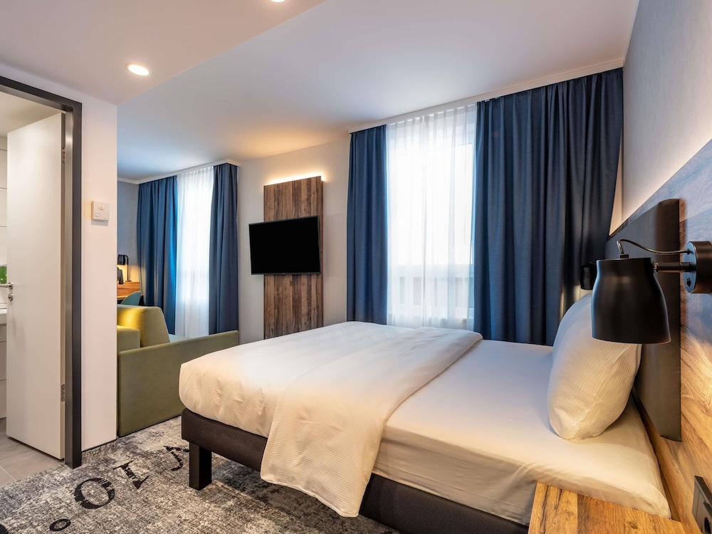 Habitación familiar moderna con 1 cama doble y 1 sofá - cama (160 × 200 cm) del hotel ibis Styles Hamburg Barmbek. Foto 3
