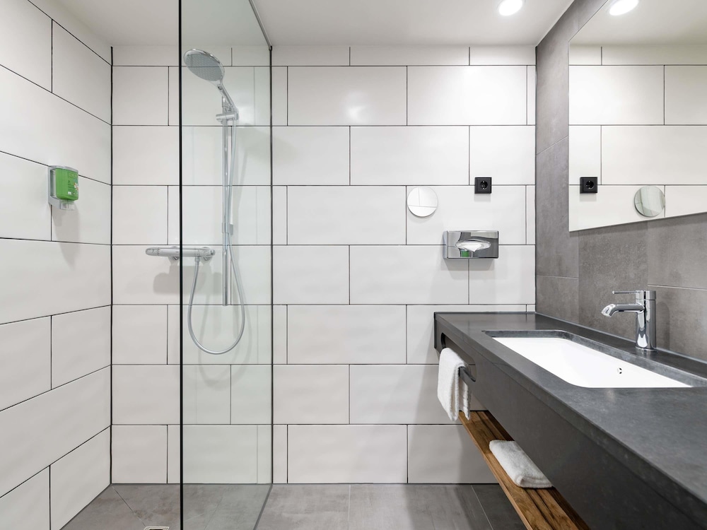 Habitación familiar moderna con 1 cama doble y 1 sofá - cama (160 × 200 cm) del hotel ibis Styles Hamburg Barmbek. Foto 5
