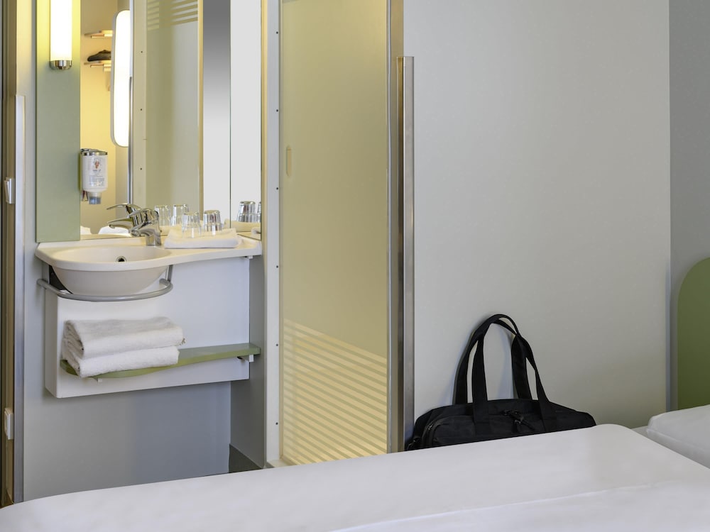 Habitación doble 2 Camas individuales del hotel Ibis Budget Muenchen City Olympiapark. Foto 1