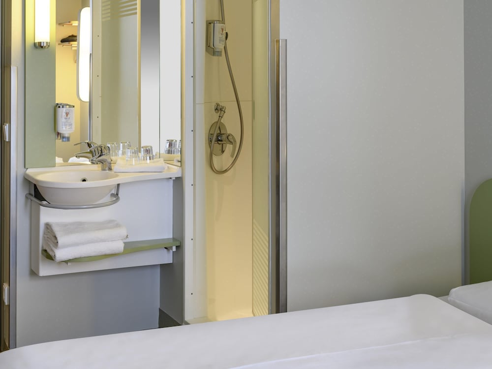 Habitación doble 2 Camas individuales del hotel Ibis Budget Muenchen City Olympiapark. Foto 4