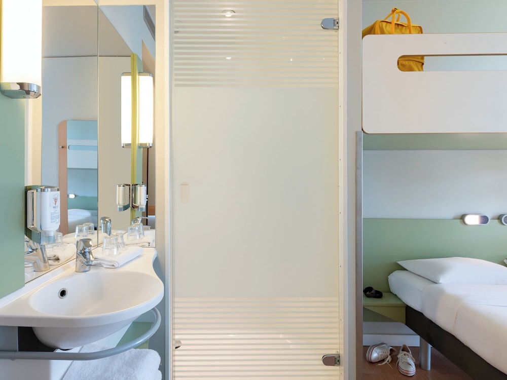 Habitación doble 2 Camas individuales del hotel Ibis Budget Muenchen City Olympiapark. Foto 7