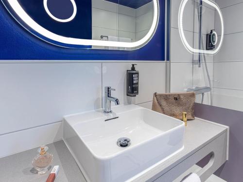 Habitación Doble Estándar - 2 camas del hotel Ibis Styles Muenchen Perlach. Foto 5