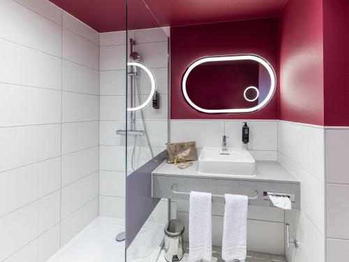 Habitación Doble Estándar - 2 camas del hotel Ibis Styles Muenchen Perlach. Foto 6