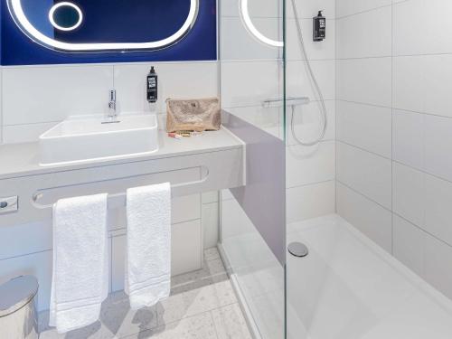 Habitación Doble Estándar - 2 camas del hotel Ibis Styles Muenchen Perlach. Foto 8