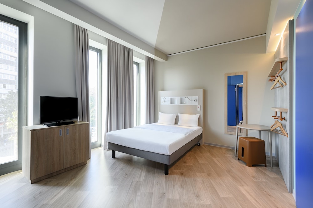 Habitación doble estándar con cama doble del hotel Ibis Budget Bremen City Center. Foto 1