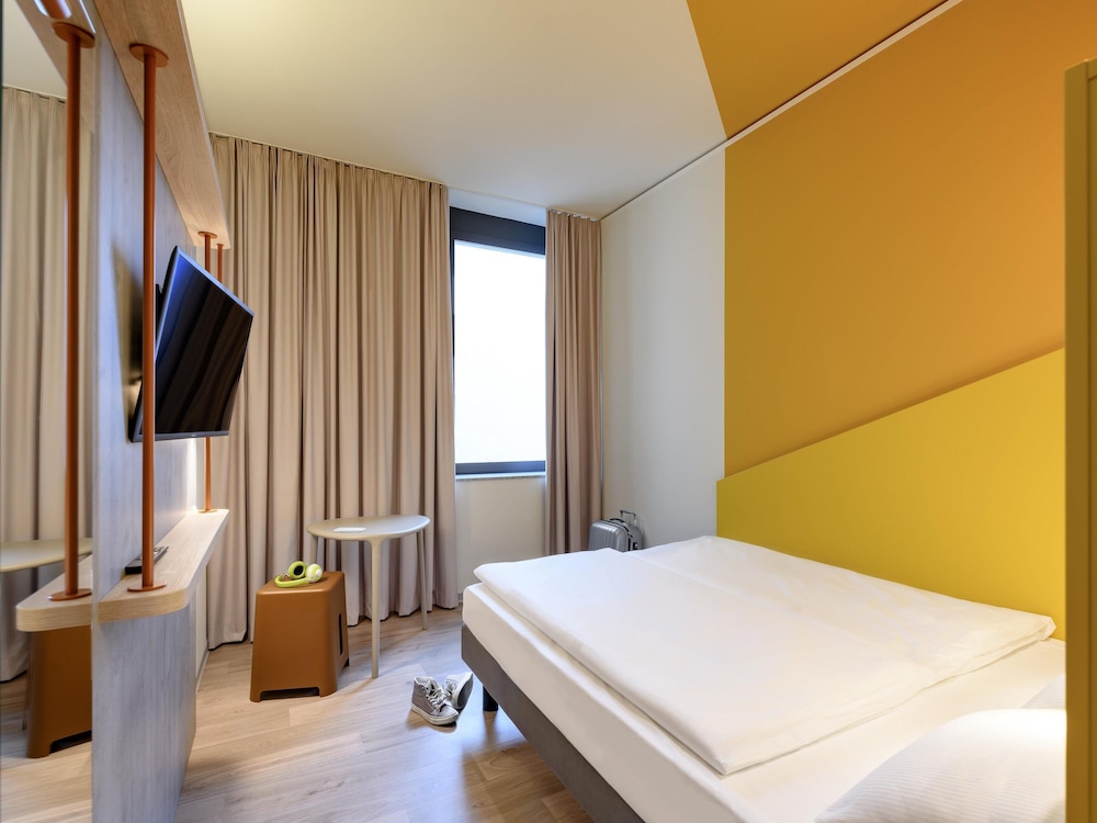 Habitación doble estándar con cama doble del hotel Ibis Budget Bremen City Center. Foto 3