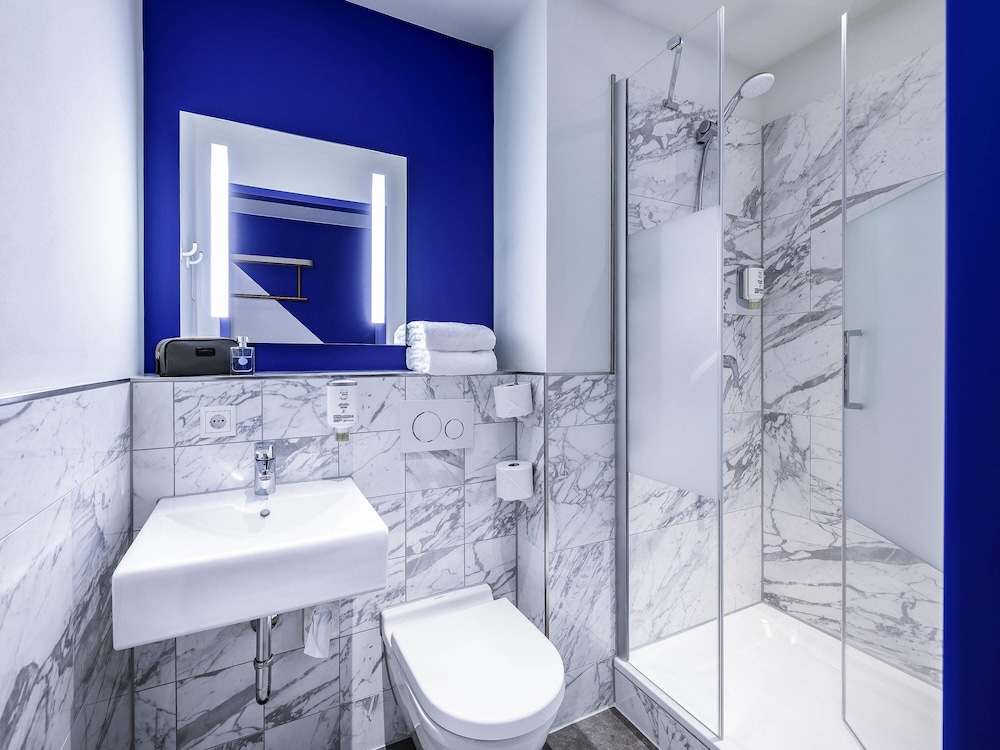 Habitación doble estándar con cama doble del hotel Ibis Budget Bremen City Center. Foto 5