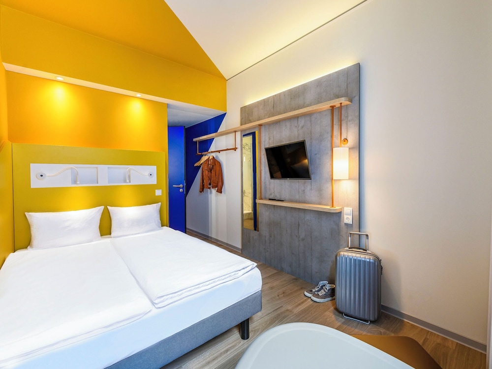Habitación doble estándar con cama doble del hotel Ibis Budget Bremen City Center. Foto 6
