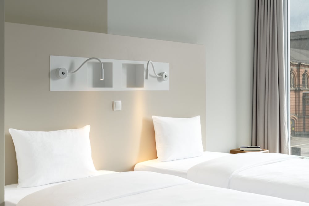 Habitación estándar con dos camas individuales del hotel Ibis Budget Bremen City Center. Foto 1