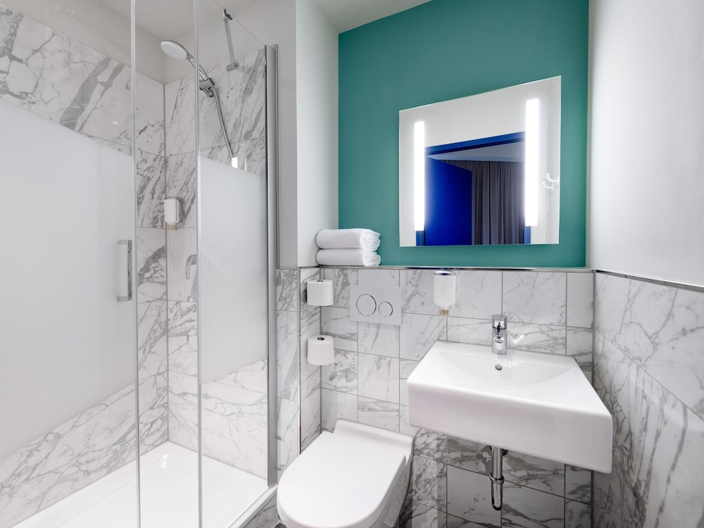 Habitación estándar con dos camas individuales del hotel Ibis Budget Bremen City Center. Foto 3