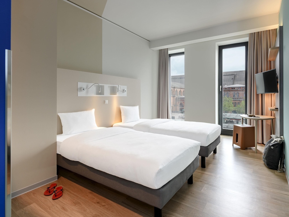 Habitación estándar con dos camas individuales del hotel Ibis Budget Bremen City Center. Foto 6